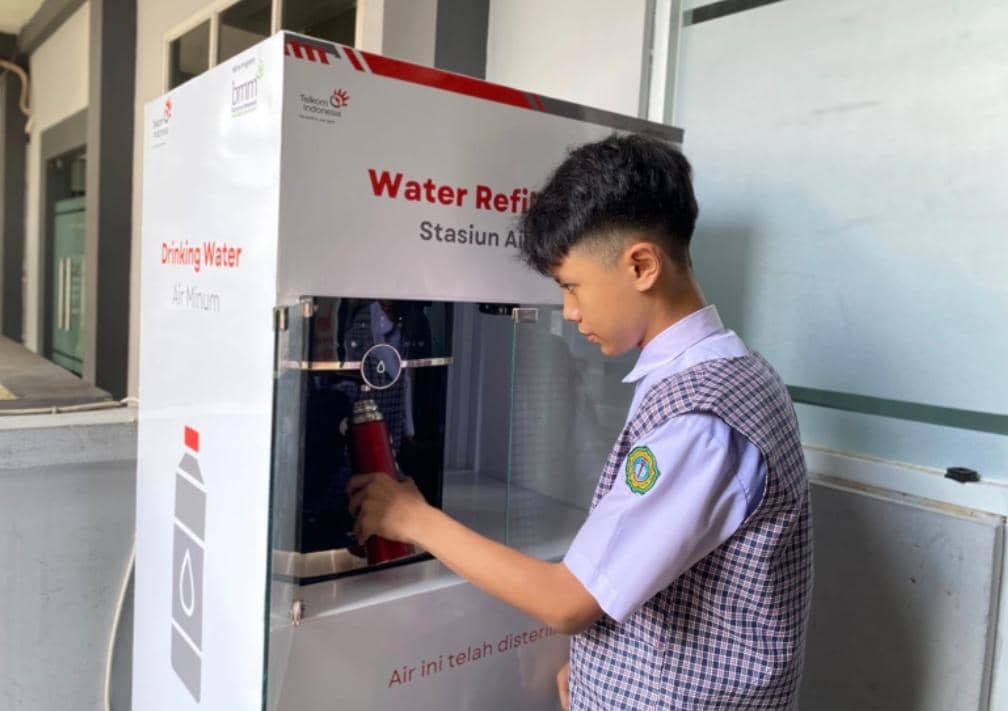 Telkom Dorong Kurangi Sampah Plastik Lewat Water Refill Station