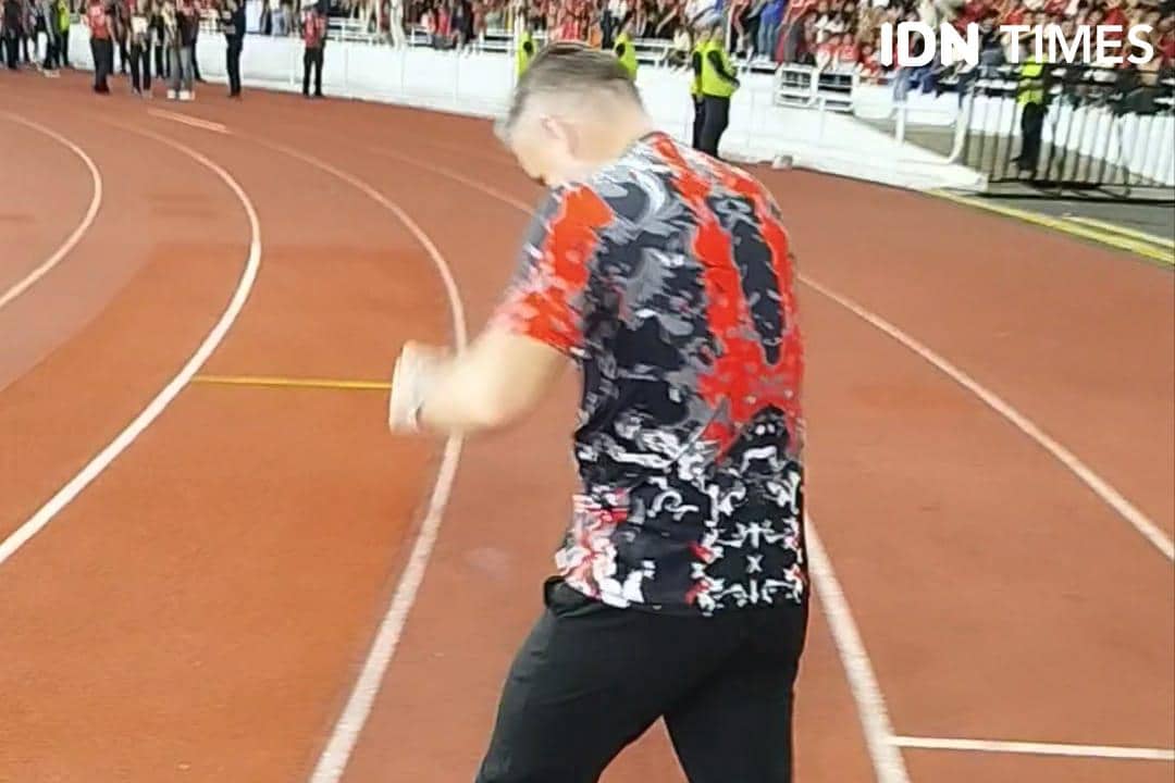 Herdman Tukar Jersey dengan Fans Pasca Timnas Lawan Mozambik