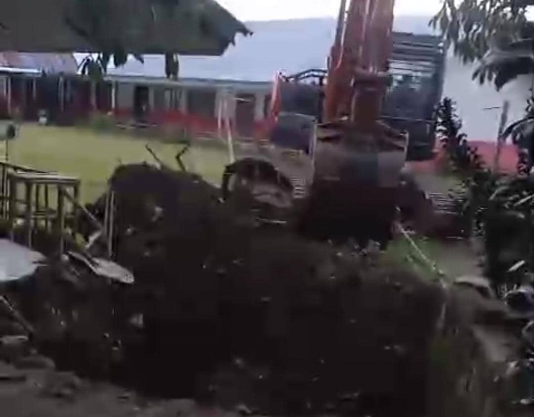Alat berat sedang melakukan penggalian tanah di area SDN Wolomoni sebagai bagian dari proyek pembangunan KDMP.