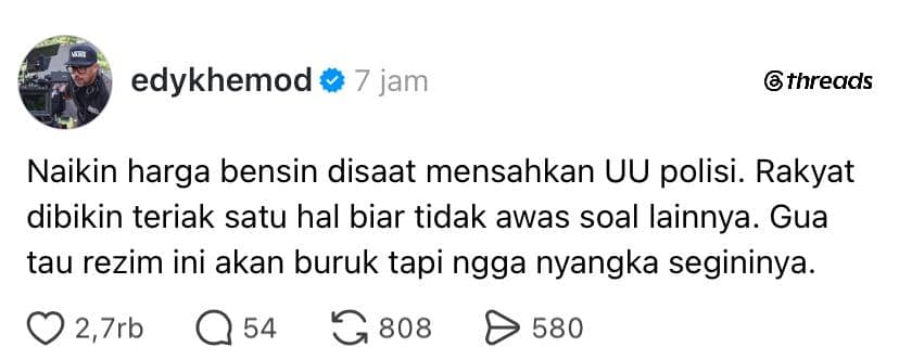 Tangkapan layar unggahan Threads dari akun edykhemod yang berisi kritik terhadap kenaikan harga bensin dan pengesahan UU polisi.