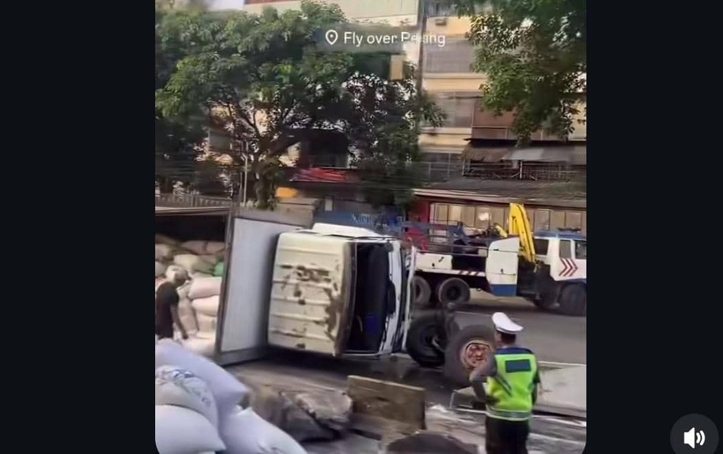 Truk Terguling di Daan Mogot, Arah Cengkareng-Grogol Macet Parah