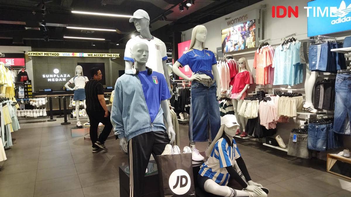 Manekin mengenakan jersey tim peserta Piala Dunia 2026 dipajang di toko pakaian olahraga di Sun Plaza Medan dengan berbagai koleksi busana.