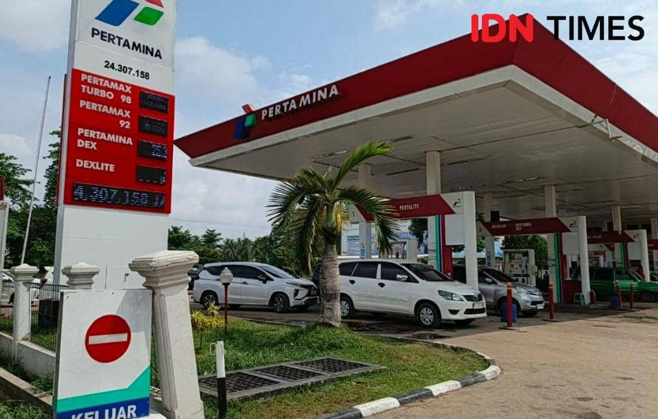 Tampak antrean kendaraan di SPBU Sekayu Muba.