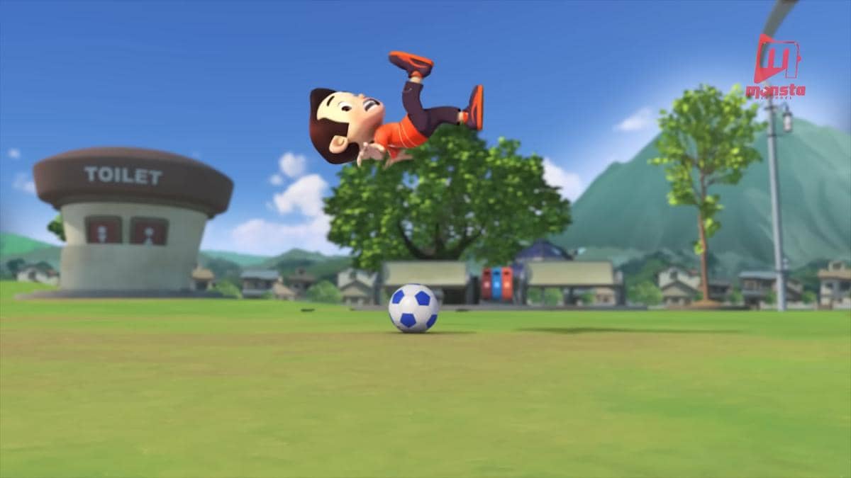 Karakter animasi Boboiboy melakukan tendangan salto di lapangan rumput dengan bola sepak di bawahnya dan latar pegunungan hijau.