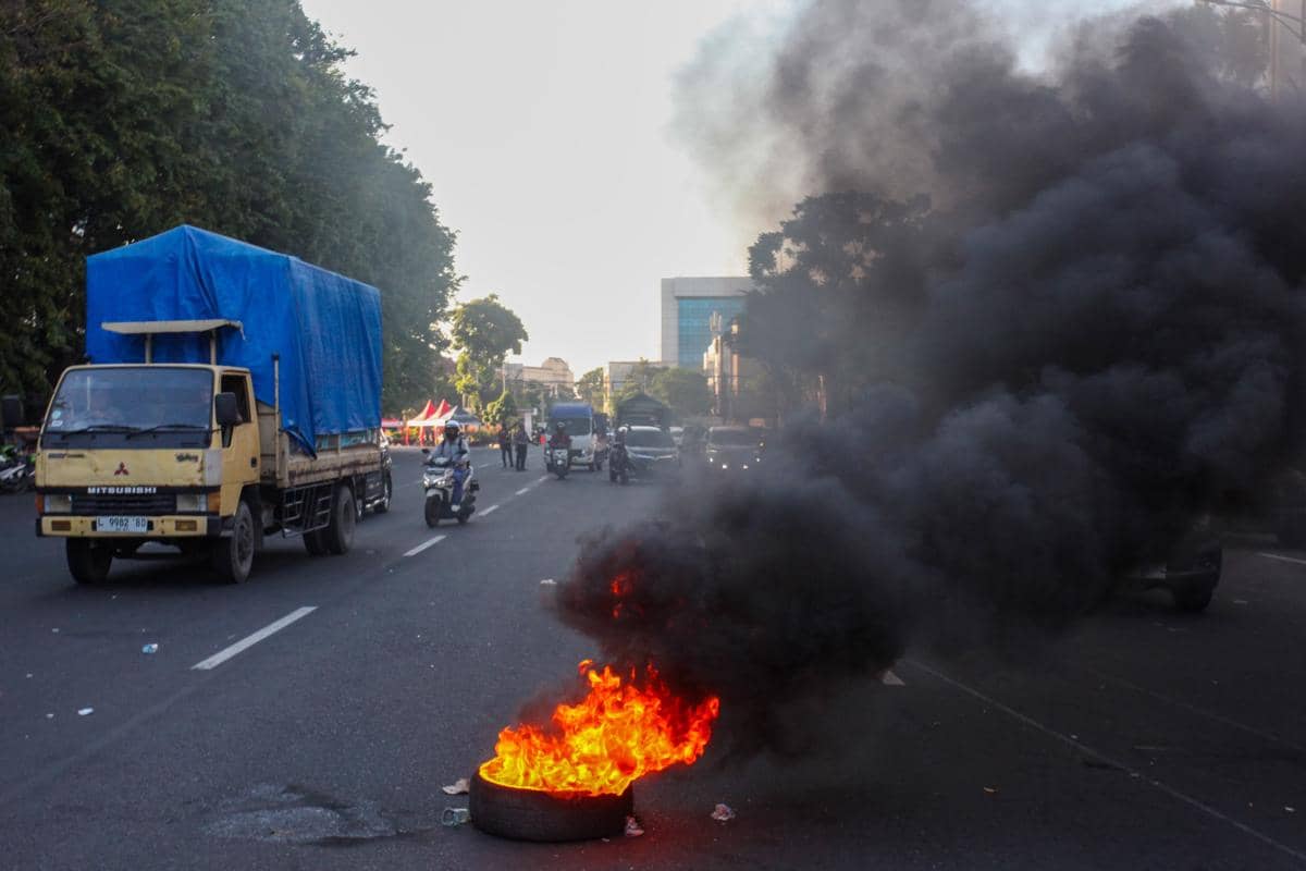 Rupiah Melemah, Mahasiswa Cipayung Plus Bakar Ban di Depan BI Jatim