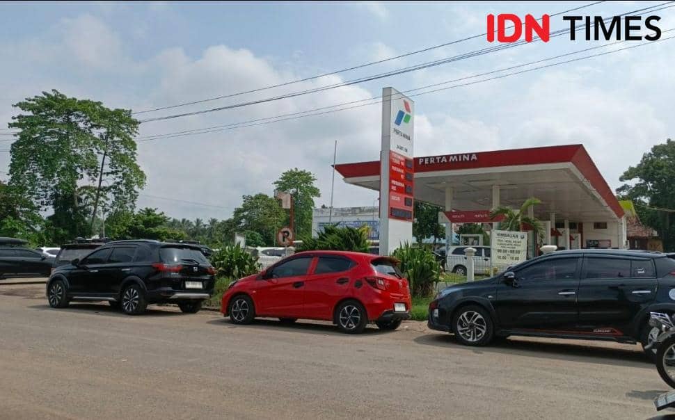 Tampak antrean kendaraan di SPBU Sekayu Muba.
