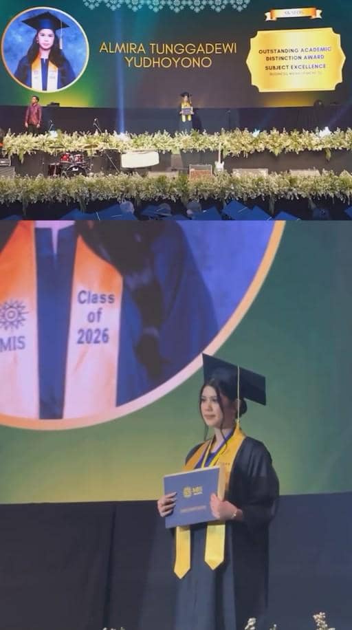 Seorang siswi bernama Almira Tunggadewi Yudhoyono mengenakan toga wisuda dan memegang ijazah di atas panggung saat upacara kelulusan SMA.