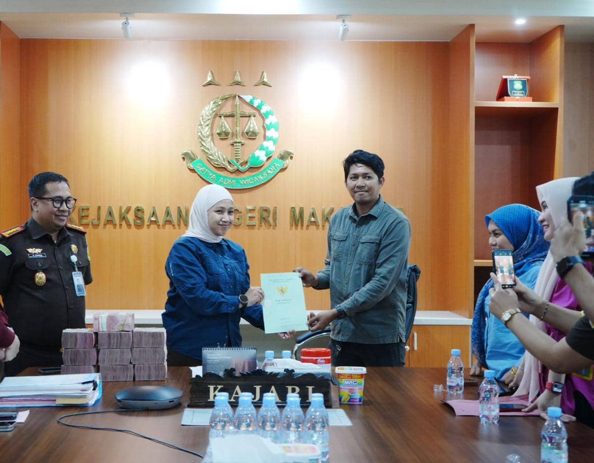 Terpidana Skincare Ilegal Mira Hayati Bayar Denda Rp1 Miliar kepada Negara. (Dok. Kejati Sulsel)