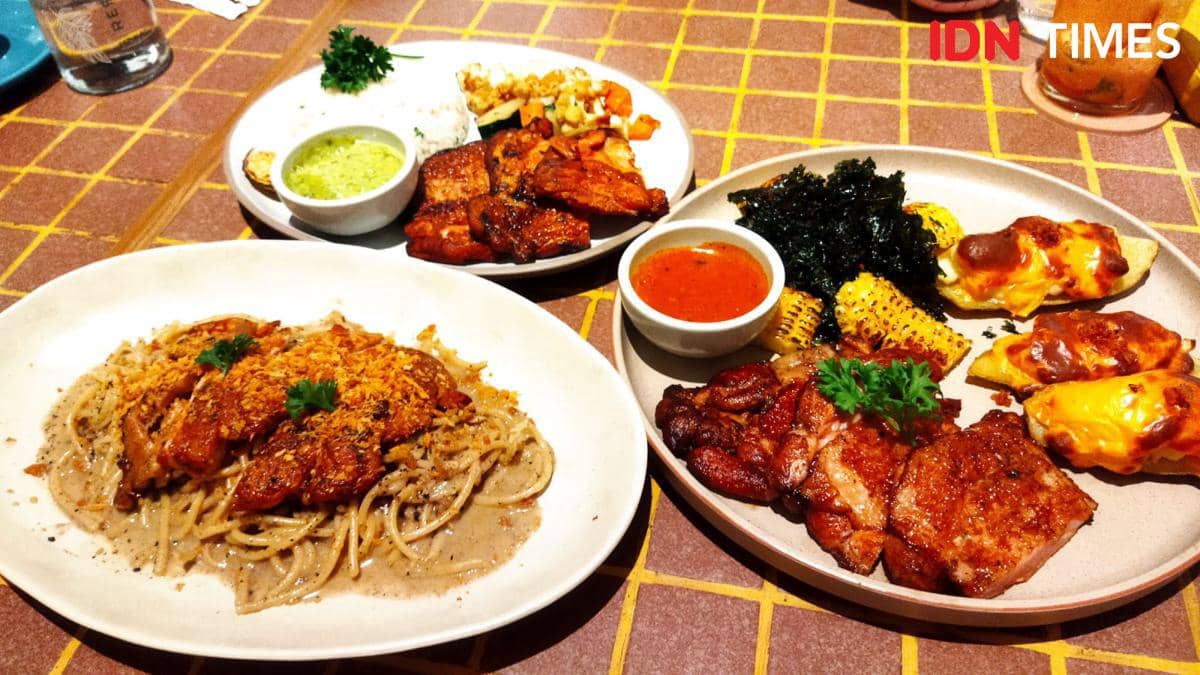 Empat menu baru dari Kitchenette Medan tersaji di atas meja, terdiri dari pasta krim, ayam panggang, jagung bakar, dan lauk pendamping.