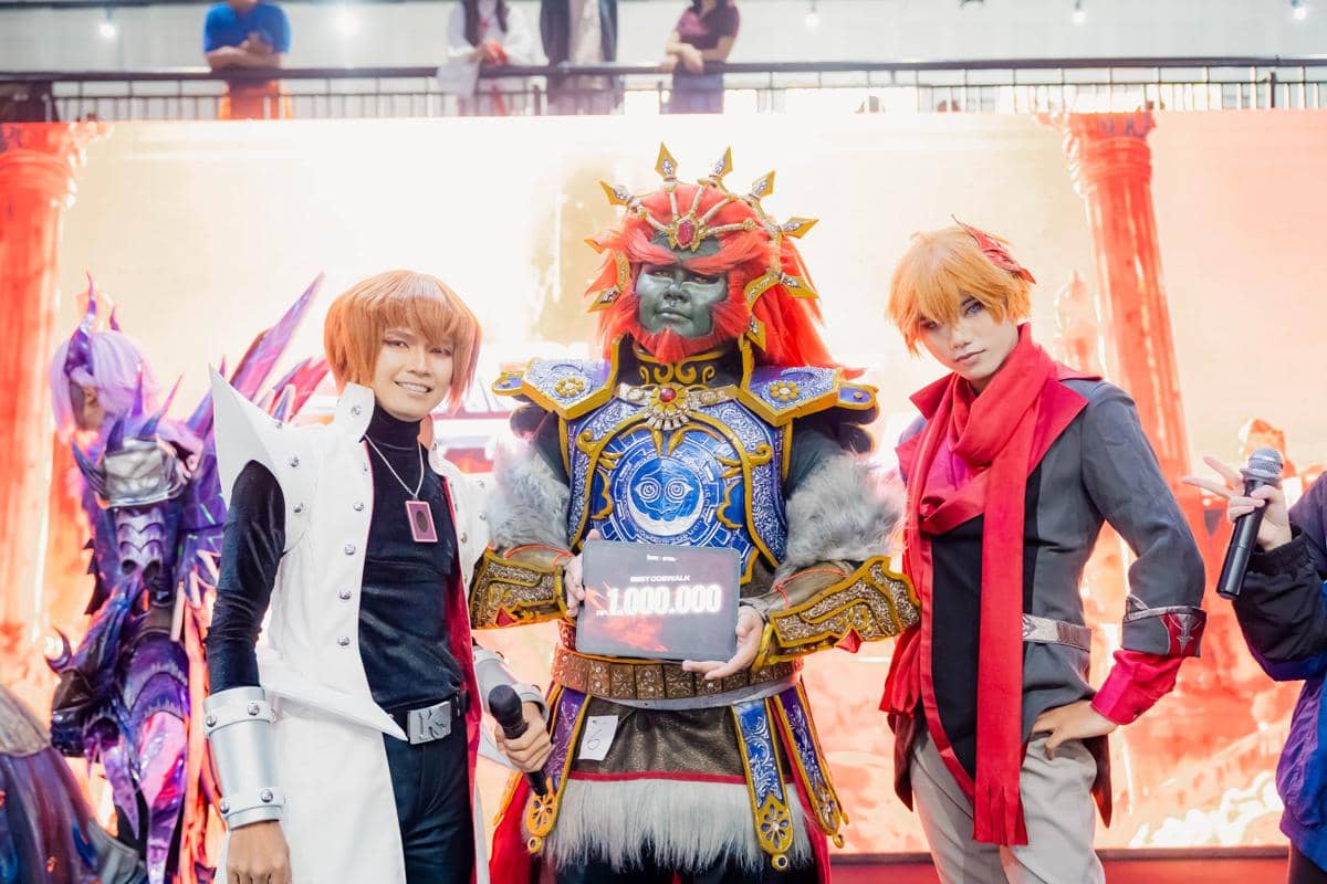 Tiga peserta cosplay dengan kostum karakter fantasi berpose di acara MUNAS IESPA 2026, salah satunya memegang papan hadiah Rp1.000.000.