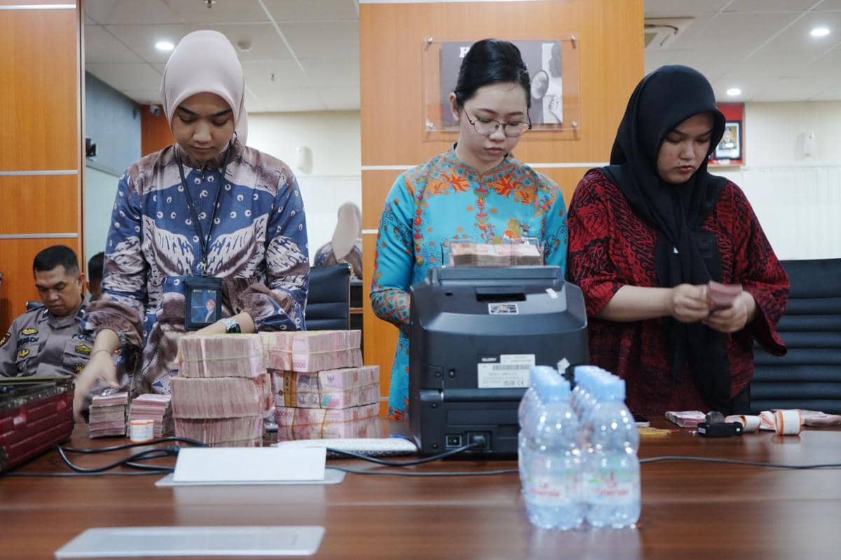 Terpidana Skincare Ilegal Mira Hayati Bayar Denda Rp1 Miliar kepada Negara. (Dok. Kejati Sulsel)