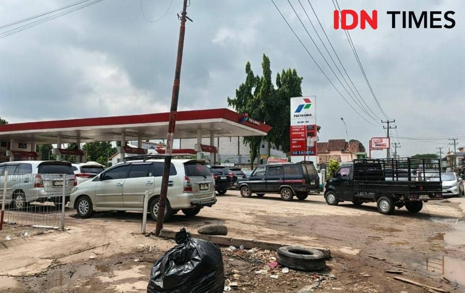 Harga Pertamax Naik, Antrean Kendaraan Mengular di SPBU Jaliteng Muba