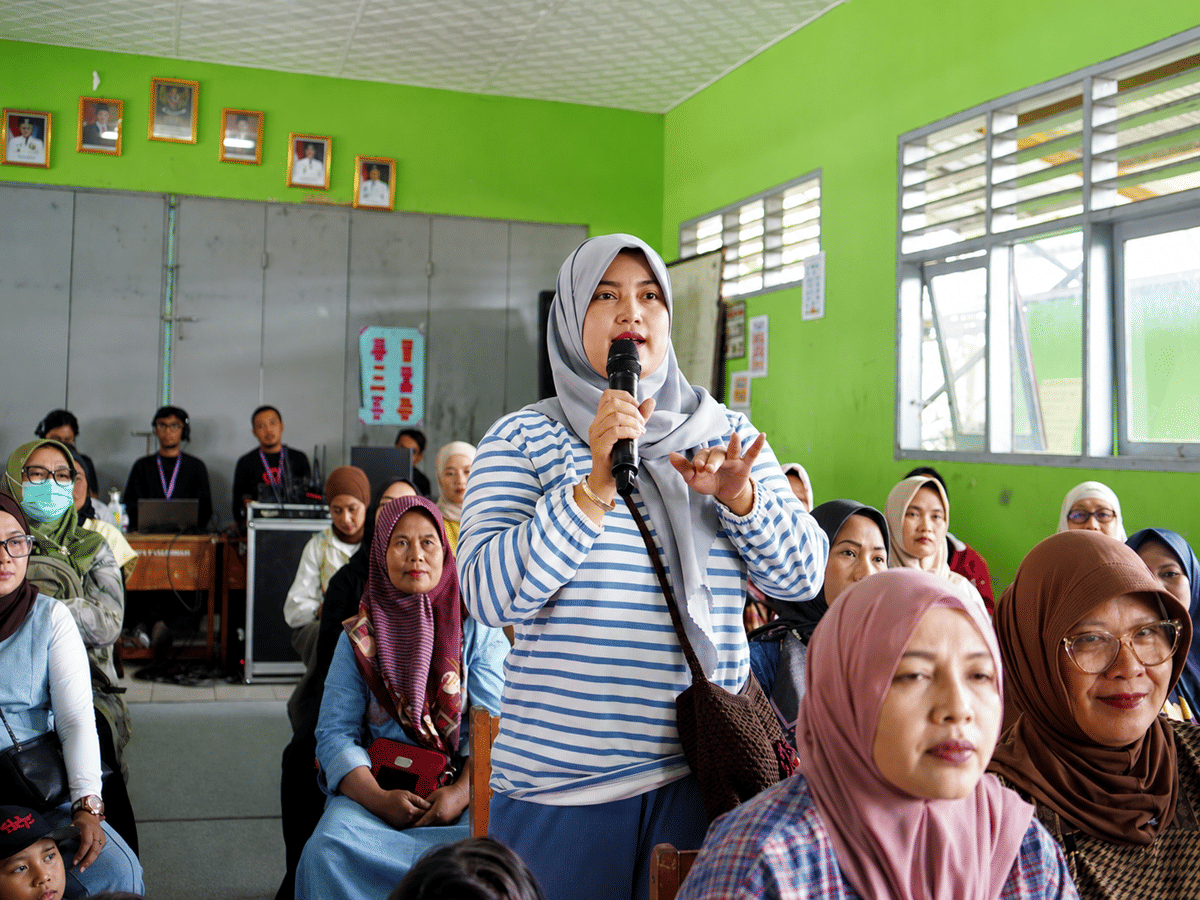 Salah seorang orang tua siswi menyampaikan pertanyaan dalam sesi tanya jawab pada edukasi _Generasi Bersih Sehat_ oleh WINGS for UNICEF dan Hers Protex.png