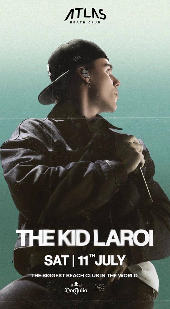 Poster promosi acara musik menampilkan seorang pria mengenakan jaket dan topi hitam memegang mikrofon di Atlas Beach Club.