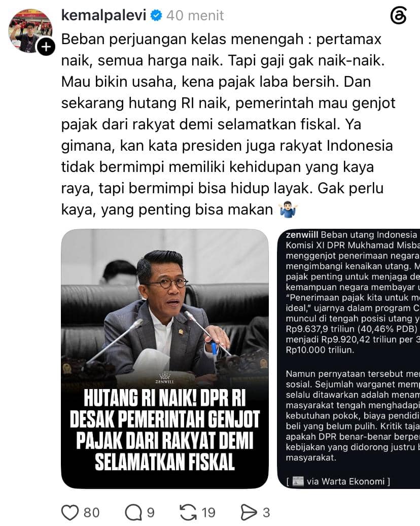 Seorang anggota DPR RI berbicara dalam rapat resmi dengan mikrofon di depannya, disertai teks tentang kenaikan utang dan pajak untuk menyelamatkan fiskal.