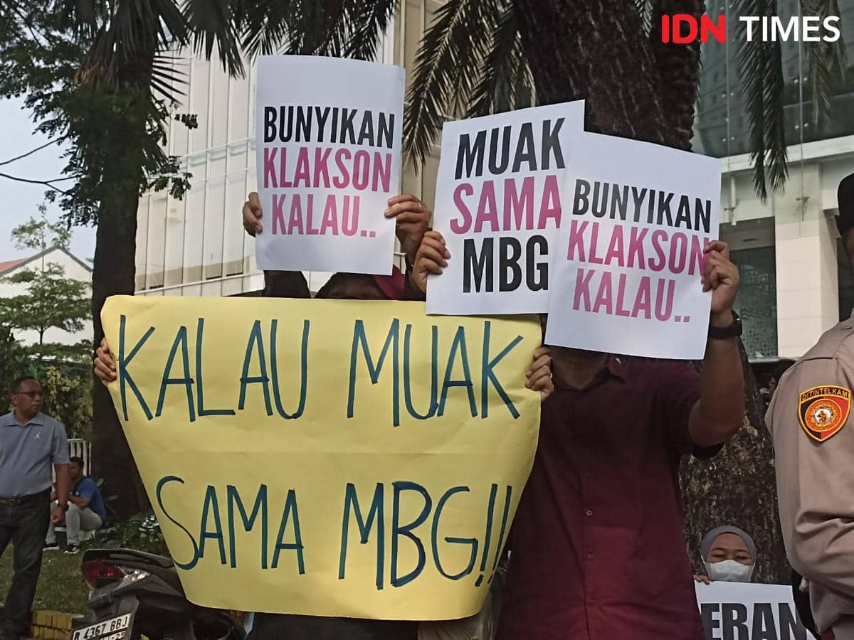 Pengendara Serentak Bunyikan Klakson Ikut Demo MBG di BGN