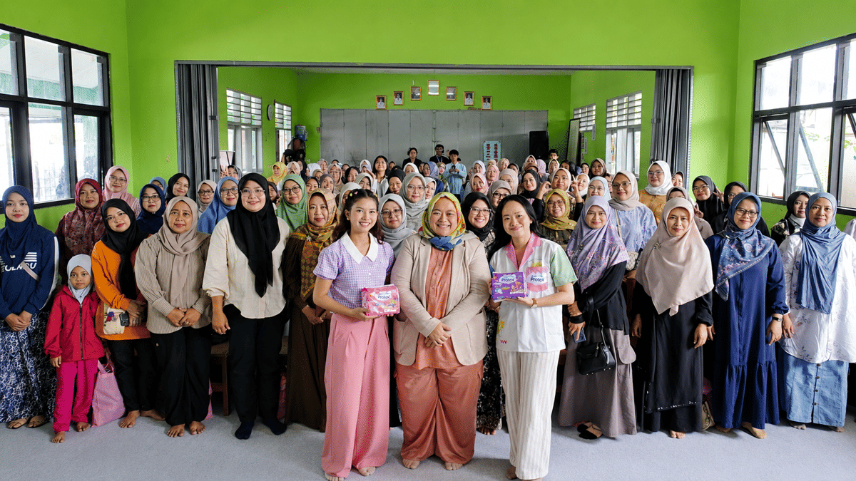 Sesi foto bersama seluruh narasumber dan perwakilan Hers Protex dengan para orang tua siswi dalam rangkaian edukasi Generasi Bersih Sehat di Kabupaten Bandung..png