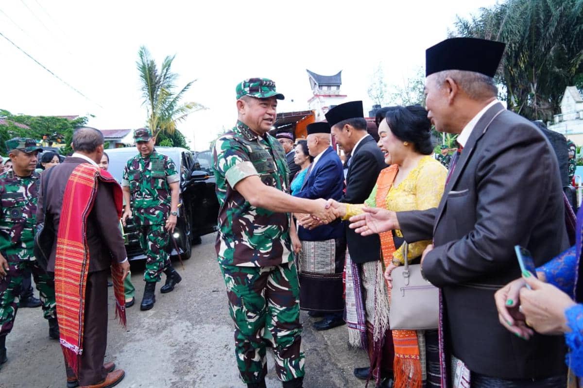 Kala KSAD Hadiri Acara Adat Keluarga Besar Simanjuntak di Balige