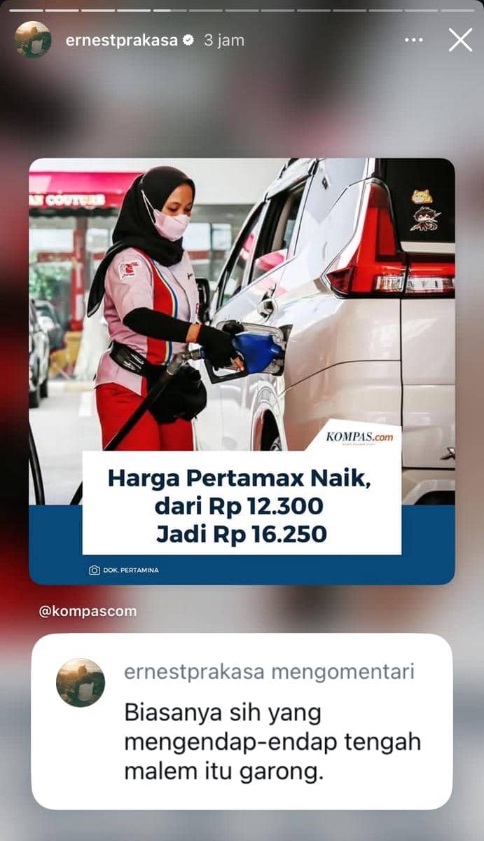 Petugas SPBU mengenakan seragam merah putih sedang mengisi bahan bakar ke mobil putih dengan teks kenaikan harga Pertamax dari Rp12.300 menjadi Rp16.250.