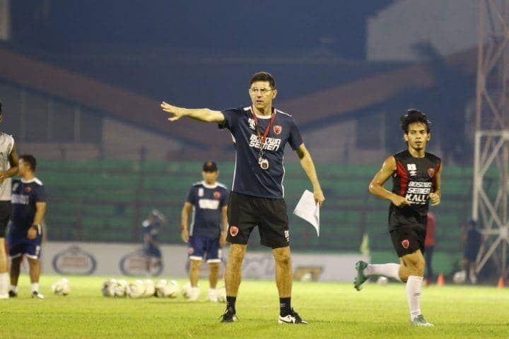 Darije Kalezic saat memimpin latihan PSM Makassar di musim 2019.