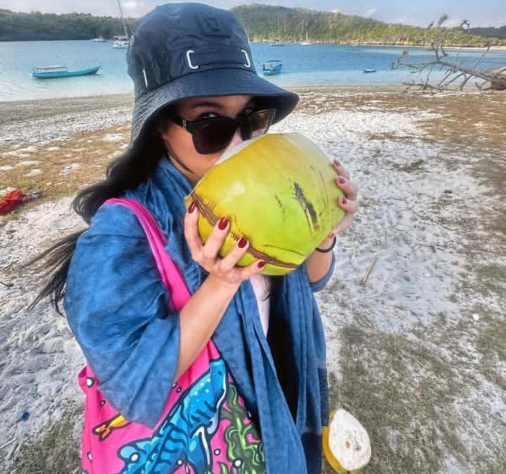 Potret Naysilla Mirdad Liburan di Telaga Nirwana