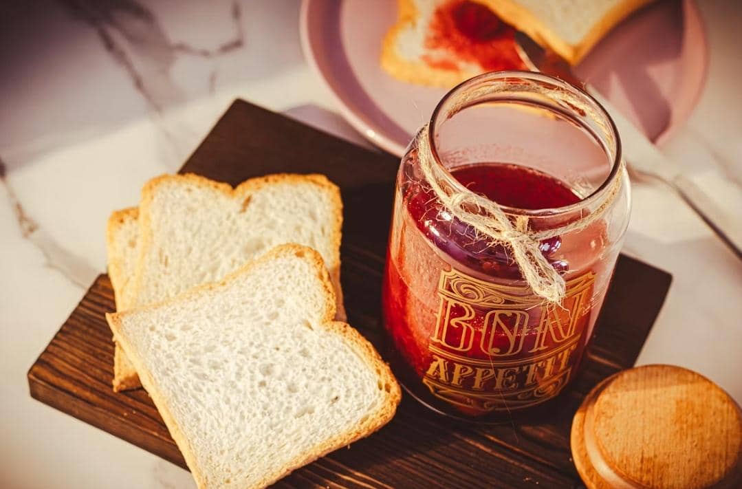 Aneka selai buah dalam wadah kaca sebagai ilustrasi olesan manis untuk roti dan berbagai sajian makanan.