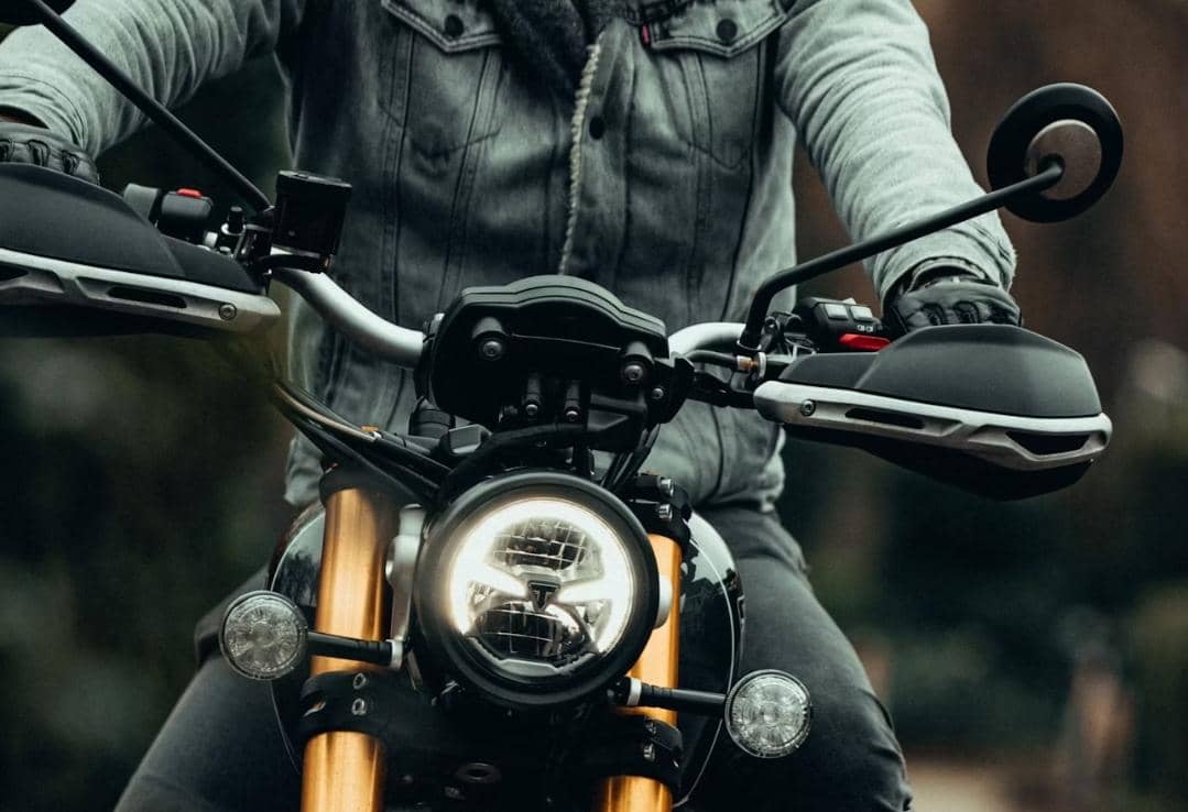 ilustrasi mengendara motor