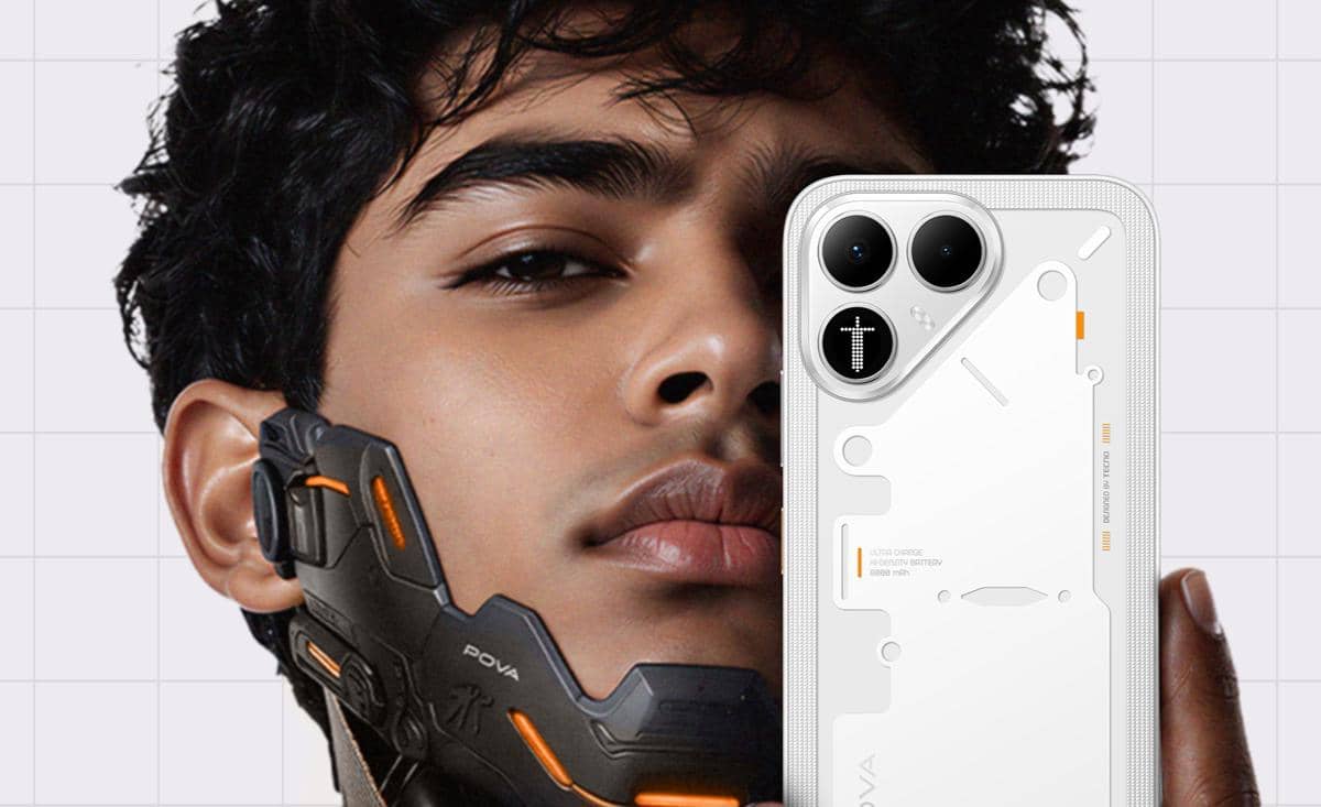 Seseorang memegang TECNO Pova 8 5G.
