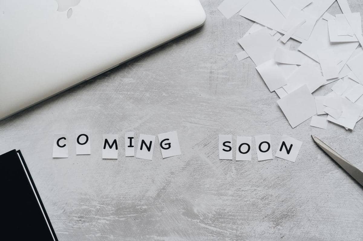 ilustrasi potongan kertas yang membentuk tulisan 'Coming Soon'