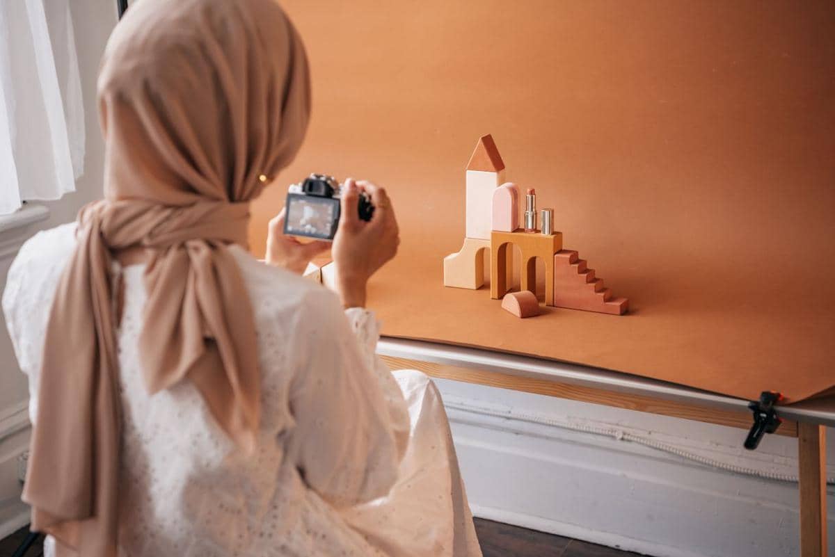 ilustrasi seorang wanita mengambil video produk