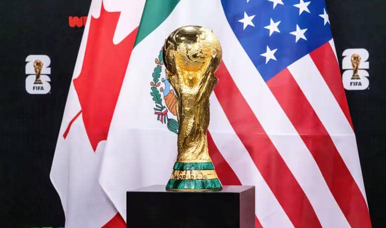 Trofi resmi Piala Dunia FIFA 2026.