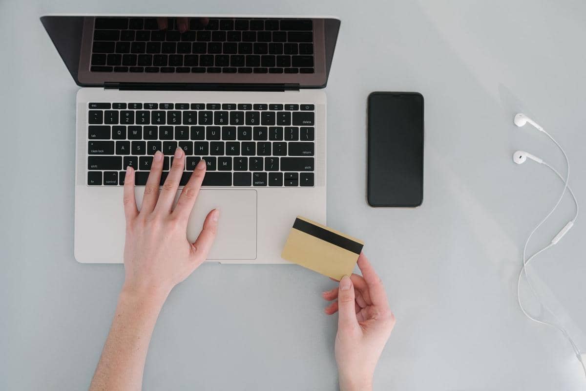 ilustrasi membeli tiket online