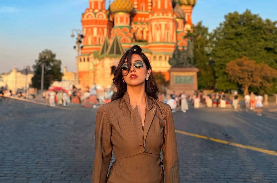 9 Potret Ashnoor Kaur Liburan di Rusia, Main ke Lapangan Merah