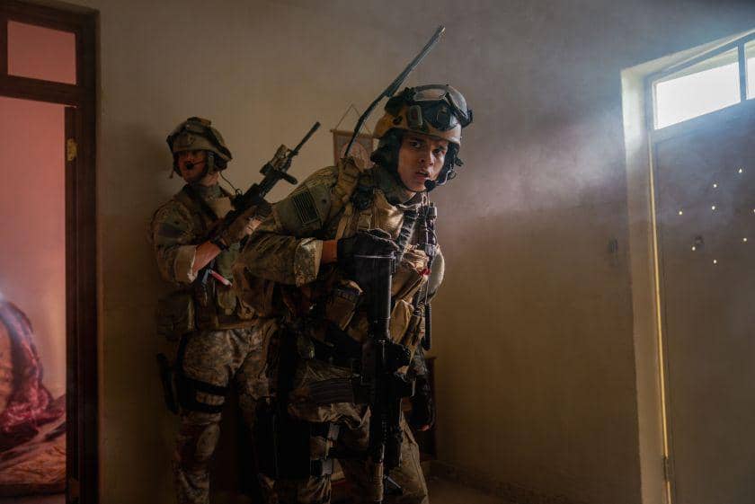 Finn Bennett dalam film Warfare