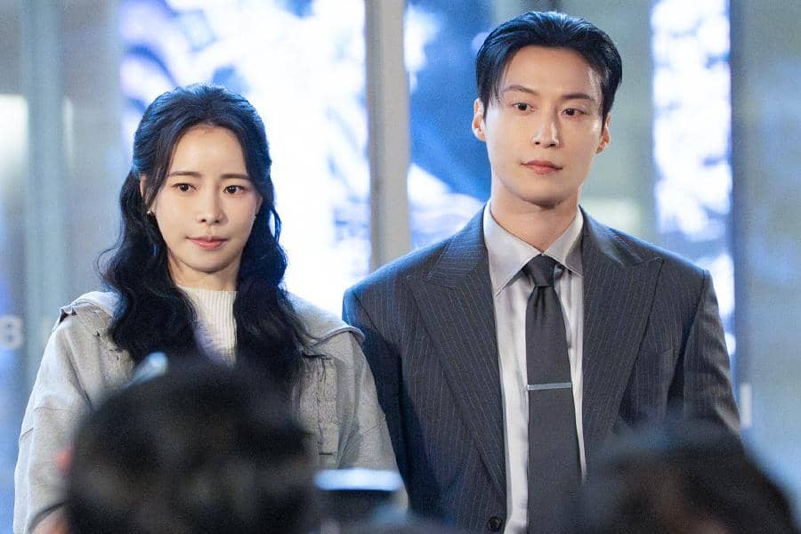 Dua pemeran utama drama Korea My Royal Nemesis berdiri berdampingan, mengenakan pakaian formal dan kasual di lokasi syuting.