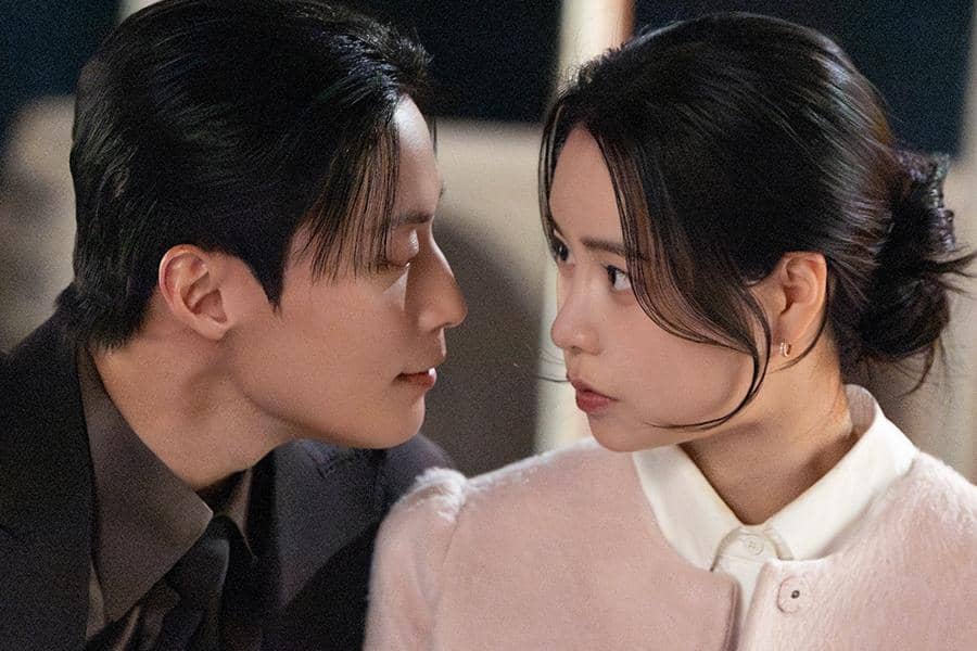 Dua karakter utama dalam drama Korea My Royal Nemesis saling menatap intens dari jarak dekat dengan ekspresi tegang dan emosional.