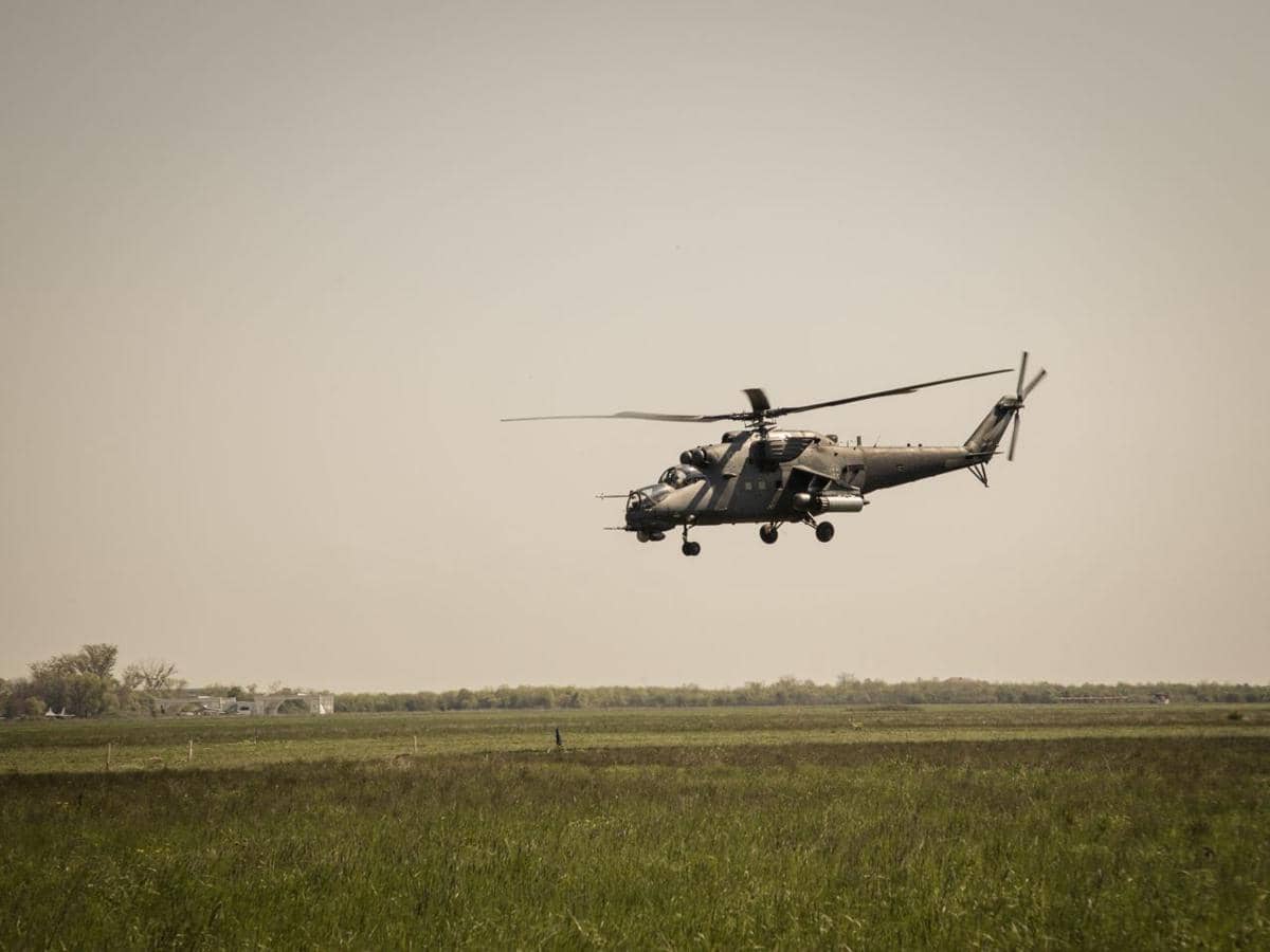 Helikopter militer sedang terbang di udara.