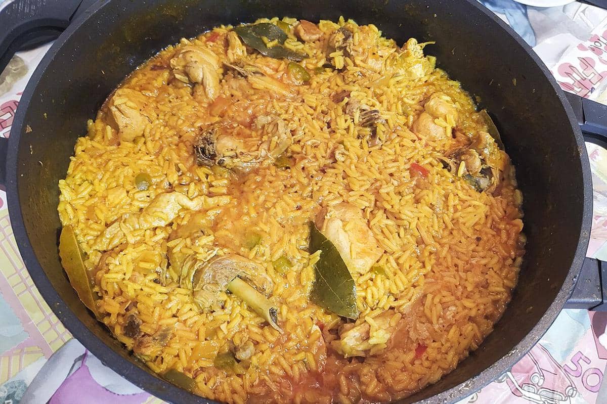 ilustrasi arroz con pollo