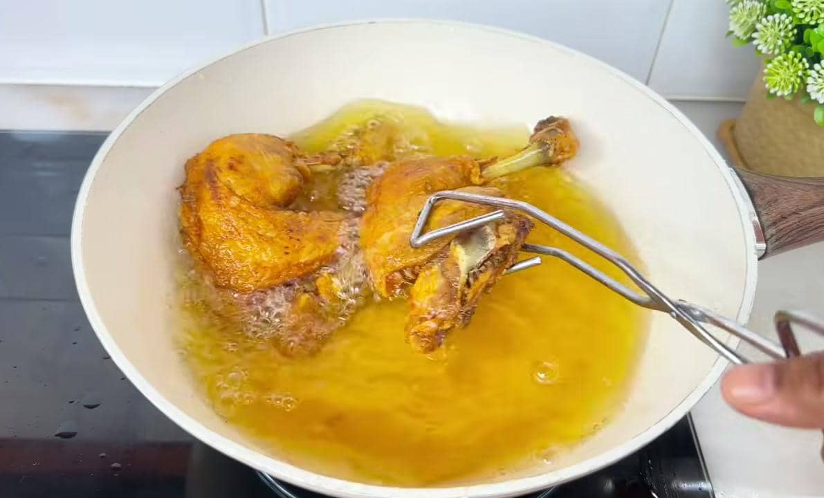 ilustrasi menggoreng ayam