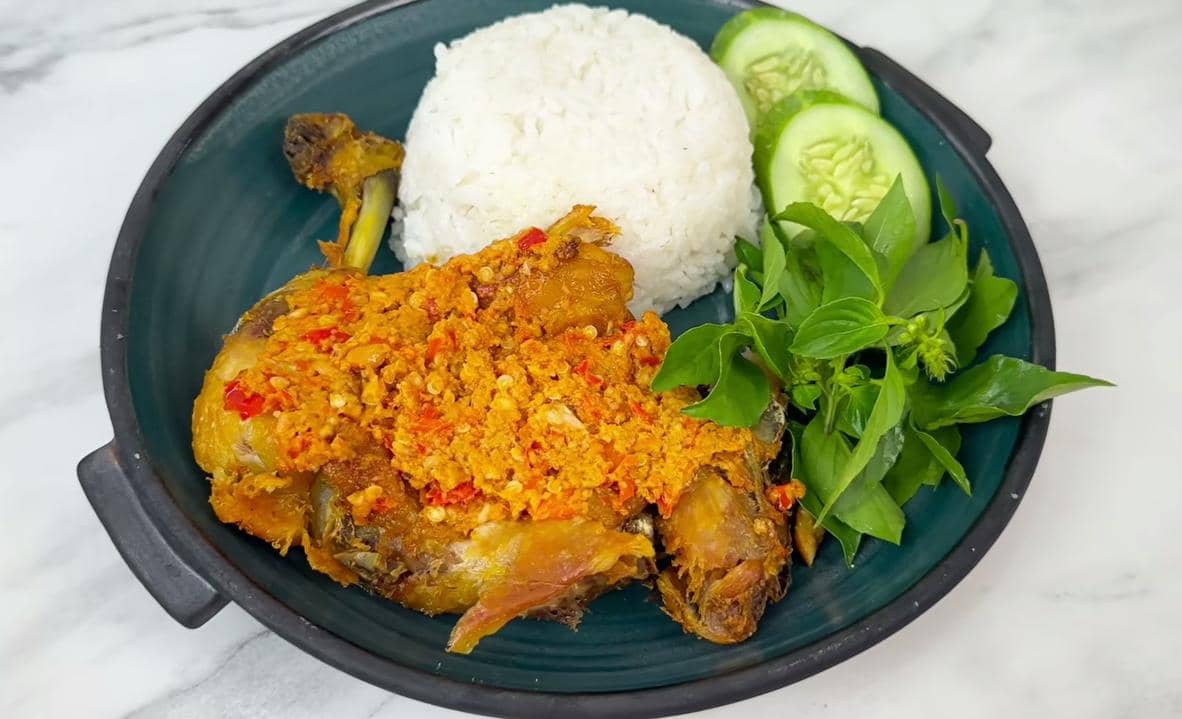 Resep Ayam Gepuk Sambal Bawang ala Pak Gembus yang Bikin Nagih!