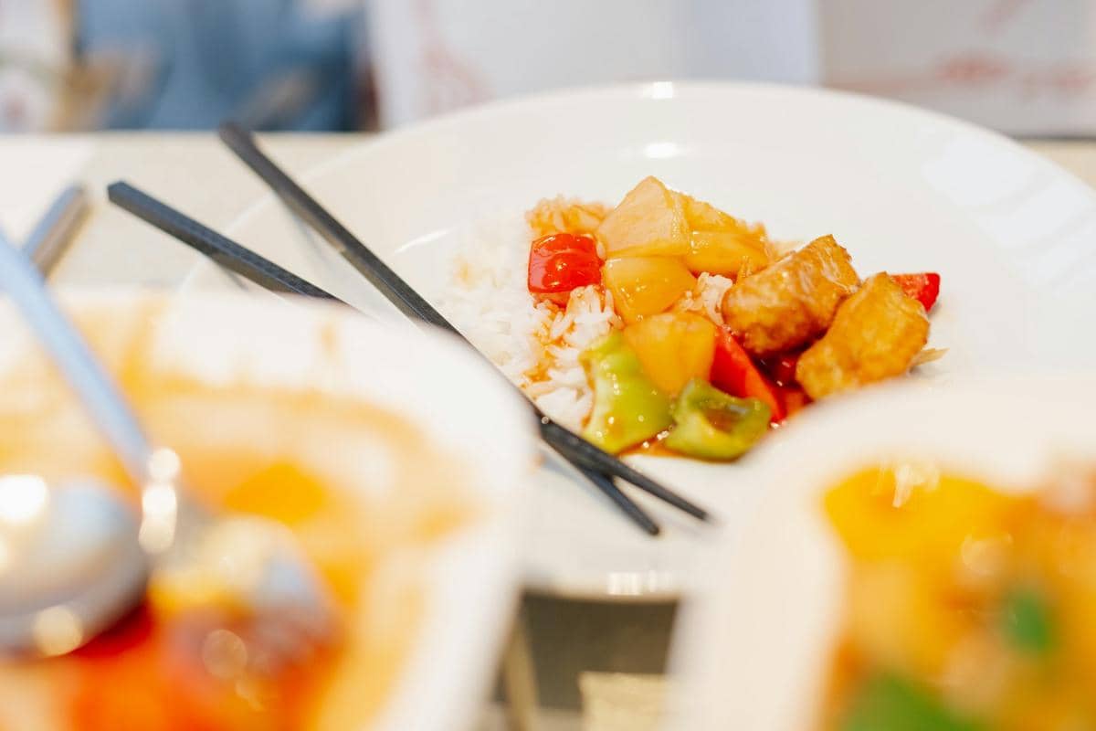 ilustrasi sajian rice bowl mangga ayam