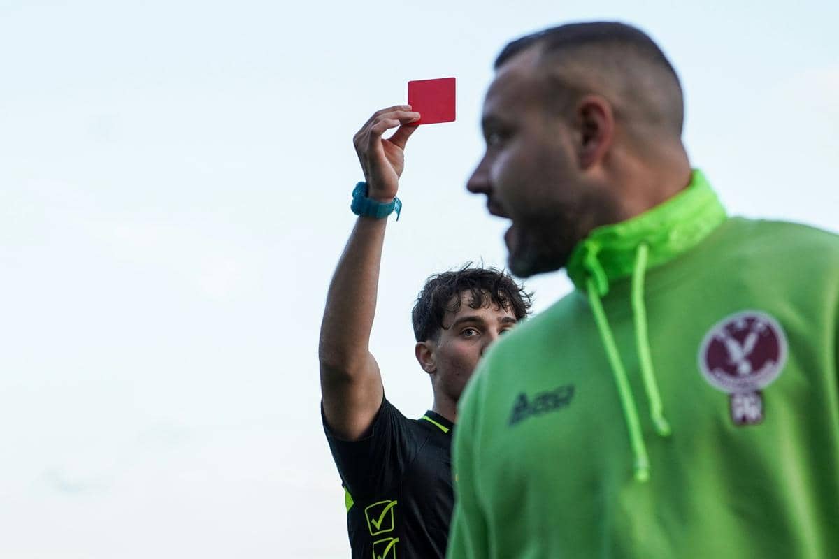 10 Jenis Pelanggaran dalam Sepak Bola dan Penjelasannya