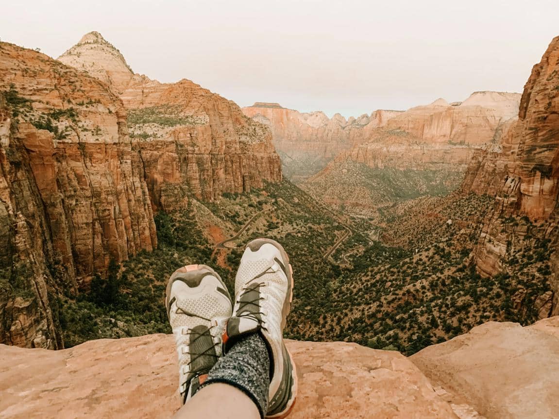 ilustrasi sepatu mendaki gunung