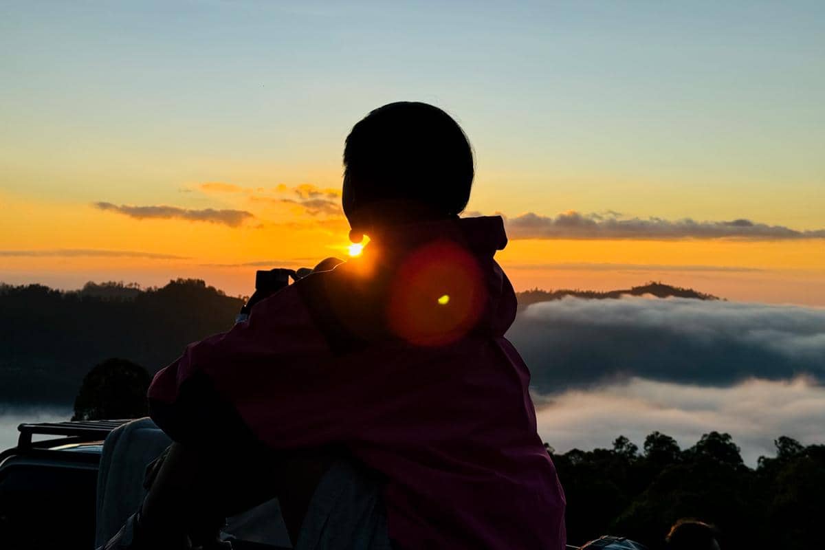menikmati sunrise Gunung Batur (dok.pribadi/Natalia Indah)
