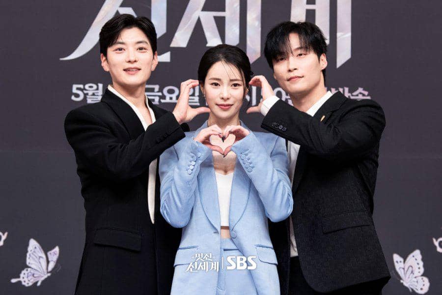 Tiga pemeran drama Korea My Royal Nemesis berpose bersama di acara promosi SBS, dua pria mengenakan setelan hitam dan satu wanita memakai setelan biru muda.