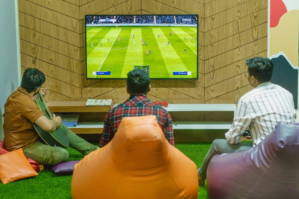 ilustrasi orang bermain game bola