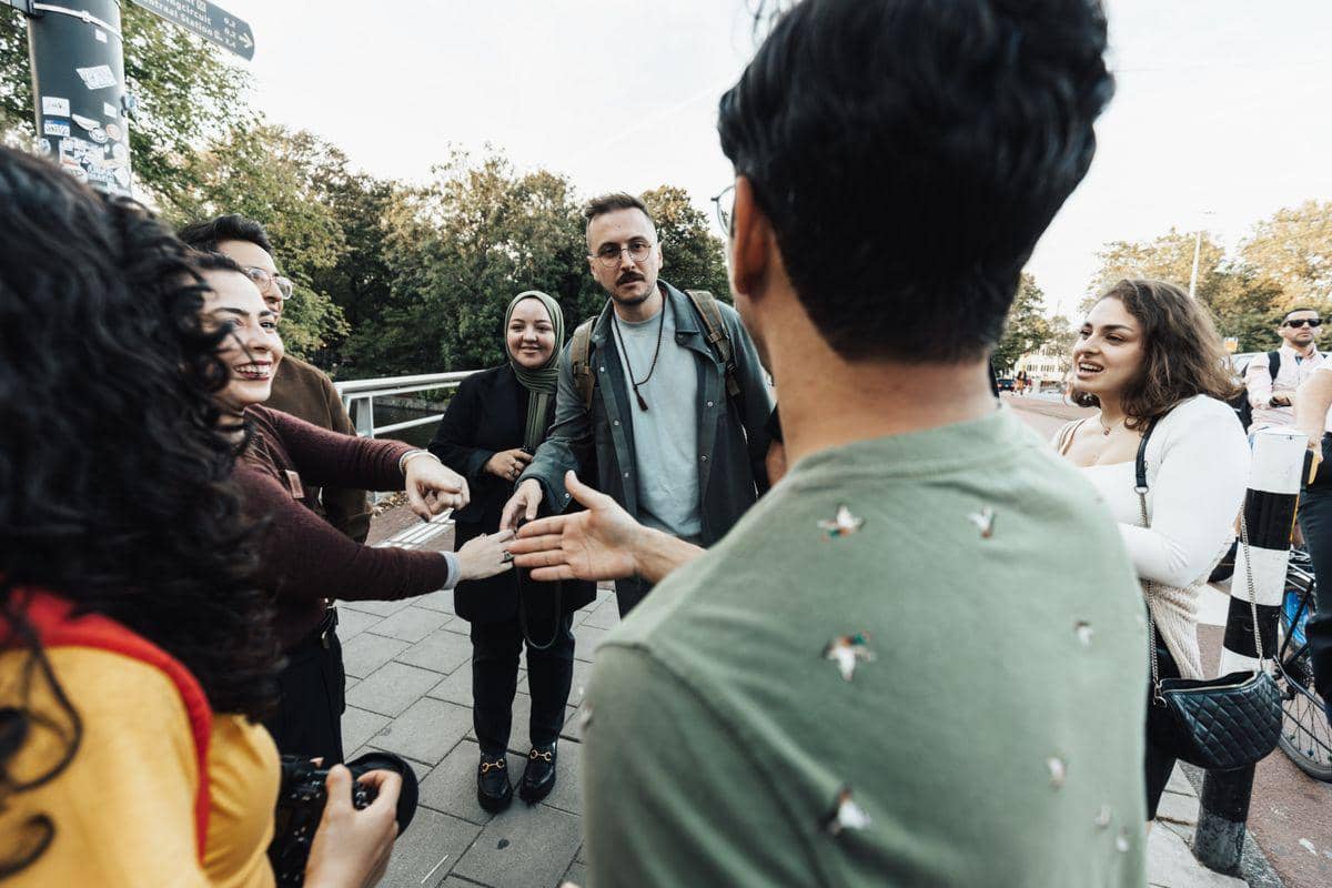 5 Tips Aman Kenalan dengan Sesama Traveler Saat Solo Traveling