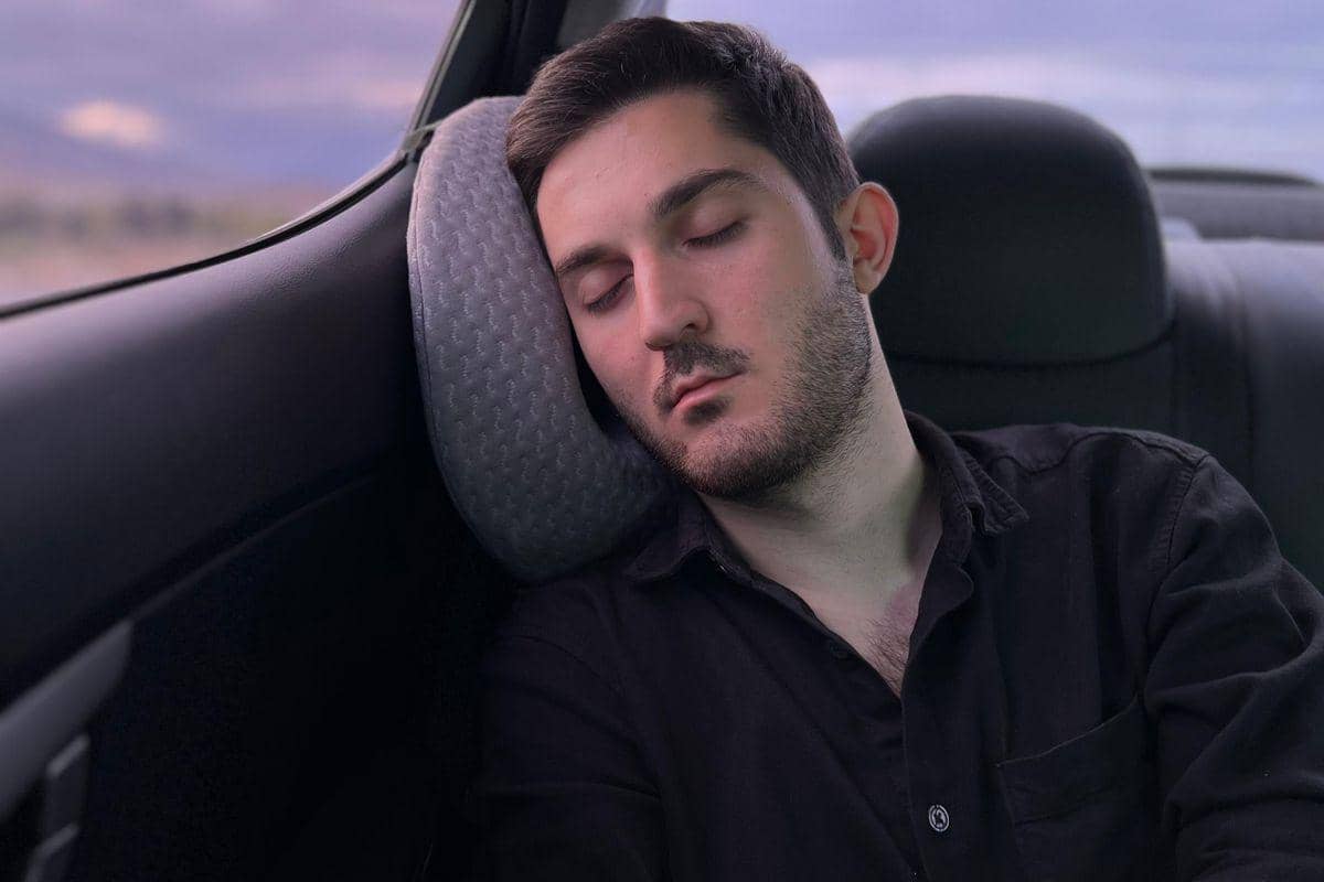 ilustrasi tidur di mobil