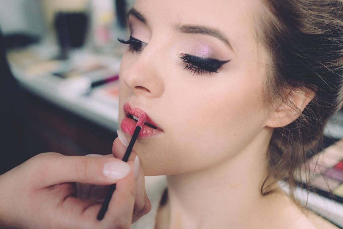 Hati-Hati, Ini Dampak Buruk Kulit Akibat Pakai Makeup Setiap Hari