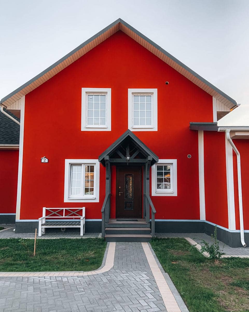 teras berwarna merah